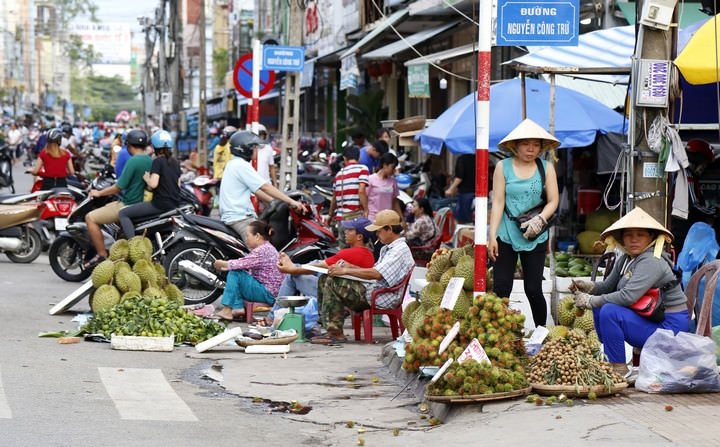 Mua, bán lấn chiếm lòng lề đường là hành vi bị nghiêm cấm và mức xử phạt theo quy định